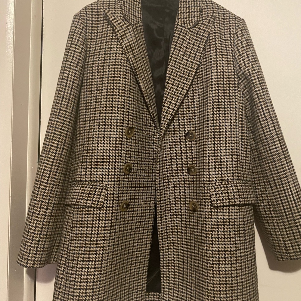 ALEXA CHUNG
Double-breasted houndstooth blazer